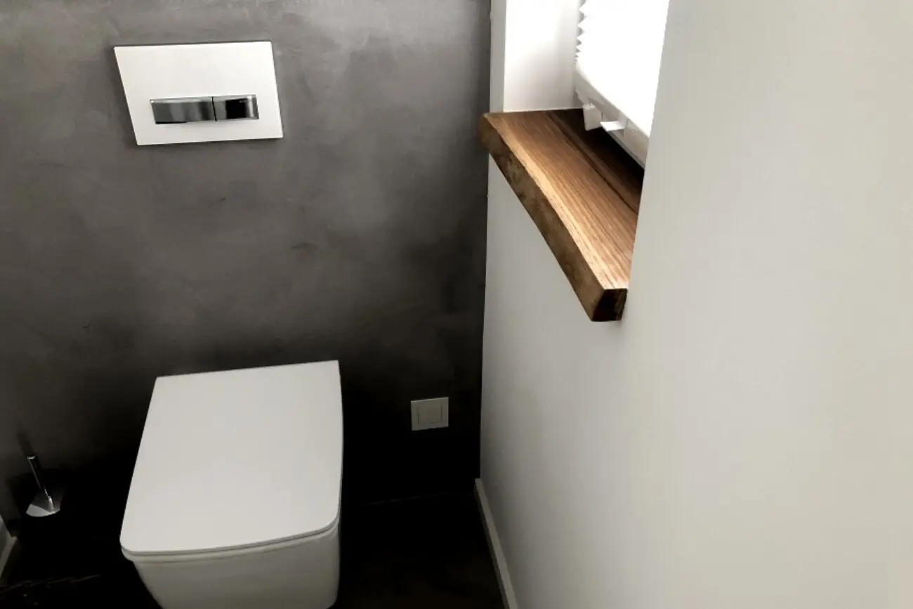 Fensterbank aus Holz im Badezimmer