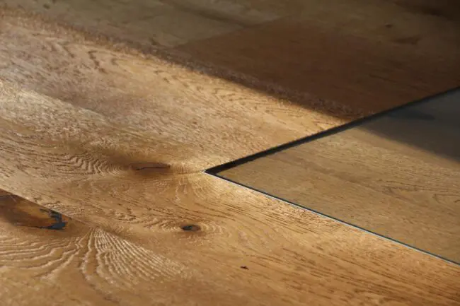 Parkettboden "Eiche Rustikal" stark gebürstet mit eine Glasplatte vor dem Kamin von Blickfang-Elemente