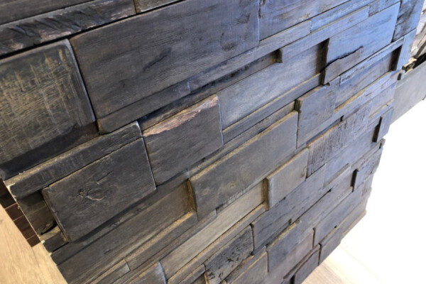 Wandverkleidung an einem Betonfertigteil