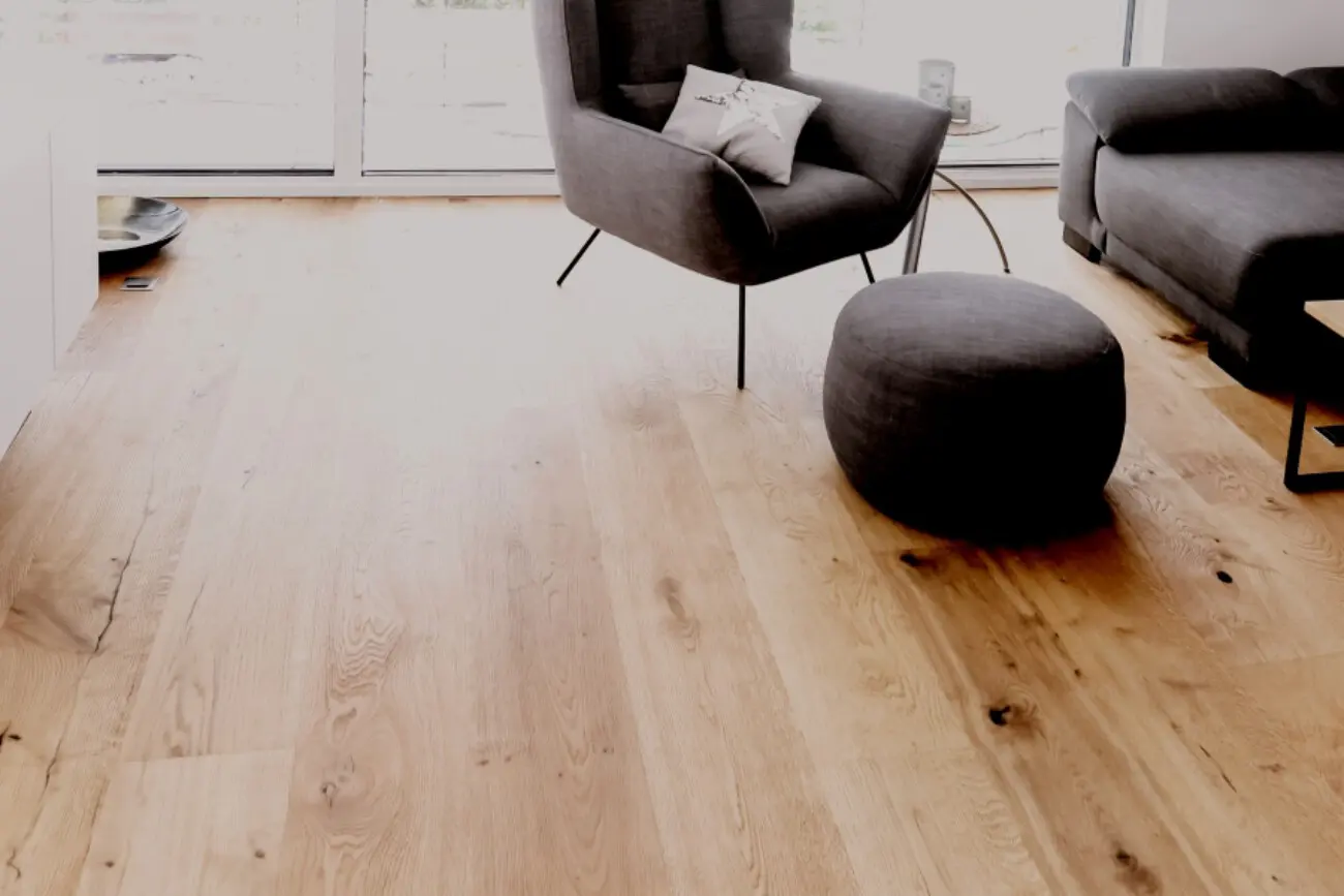 Parkettboden mit Sessel, Sofa, Hocker und Wohnzimmertisch aus Holz