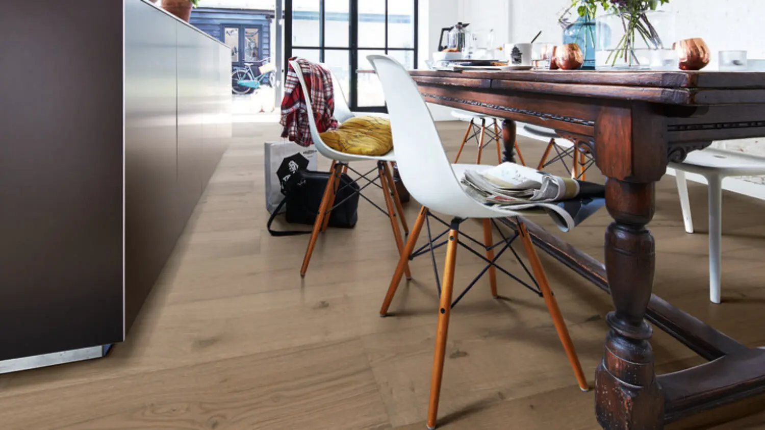 Parkttboden mit Holztisch und Tresen