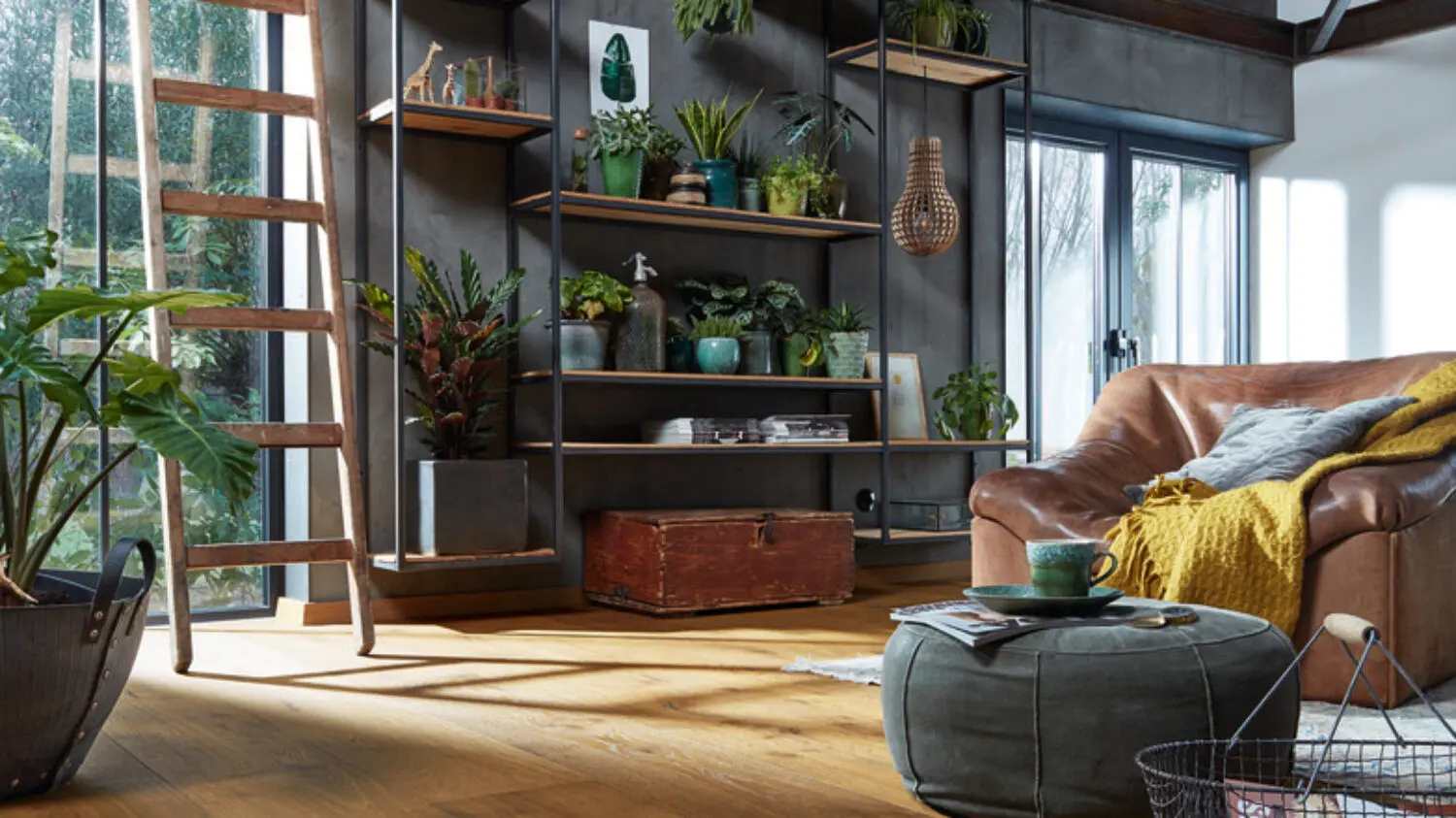 Landhausdiele mit vielen Pflanzen