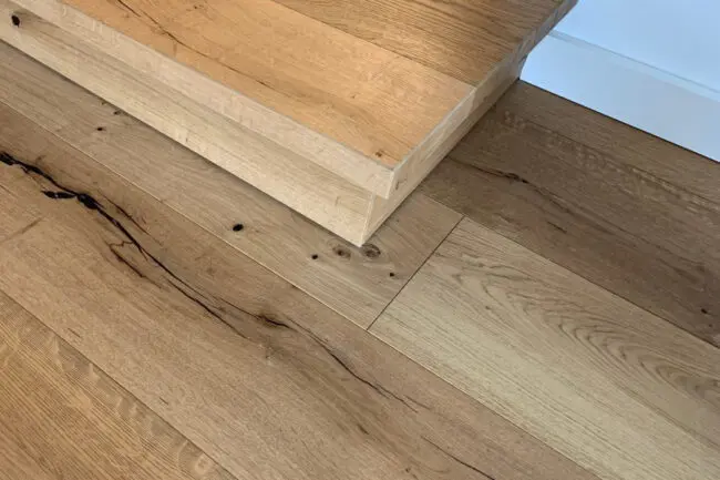 Nahaufnahme eines Parkettbodens von Blickfang Elemente mit Stufe