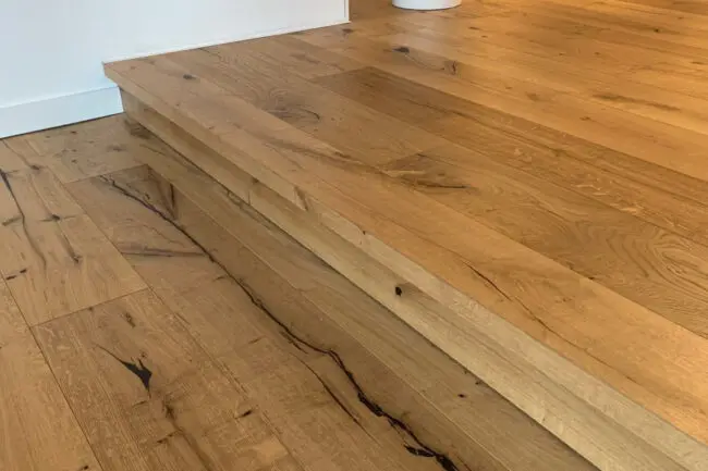 Nahaufnahme eines Parkettbodens von Blickfang Elemente