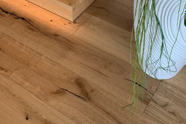 Nahaufnahme eines Parkettbodens von Blickfang Elemente mit Dekoelement und Stufe