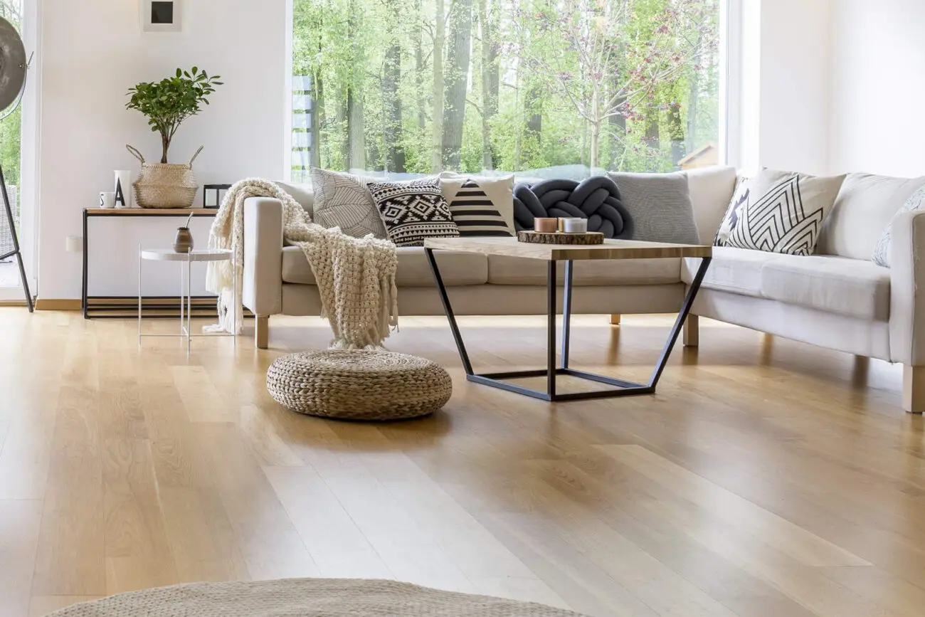 Wohnzimmer mit Sofa und Parkett von Blickfang Elemente